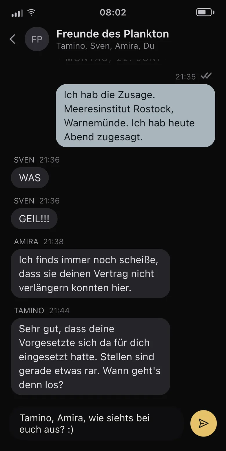 Der Gruppenchat &bdquo;Freunde des Plankton&ldquo;: Fine schreibt, sie hat die Zusage vom Meeresinstitut Rostock; Sven, Amira und Tamino antworten.